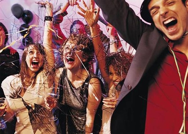 4. Он веселится с друзьями