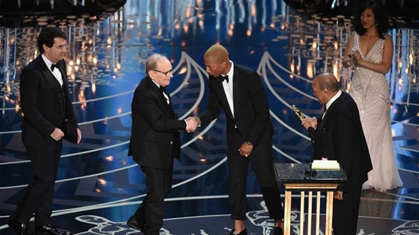 3. Морриконе был номинирован на Оскар уже 5 раз: за музыку к фильмам «Дни жатвы» (1978), «Миссия» (1986), «Неприкасаемые» (1978), «Багси» (1991) и «Малена» (2000). А также он получил премию Оскар за вклад в киноискусство в 2007.