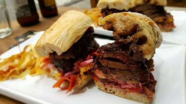 1. С марта прошлого года кафе специализируется на кофе и сэндвичах