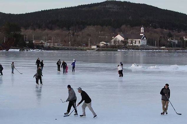 Kanada’nın Newfoundland şehrinde Atlantik Okyanusu bazen donar, öyle ki insanlar üzerinde buz hokeyi oynar.