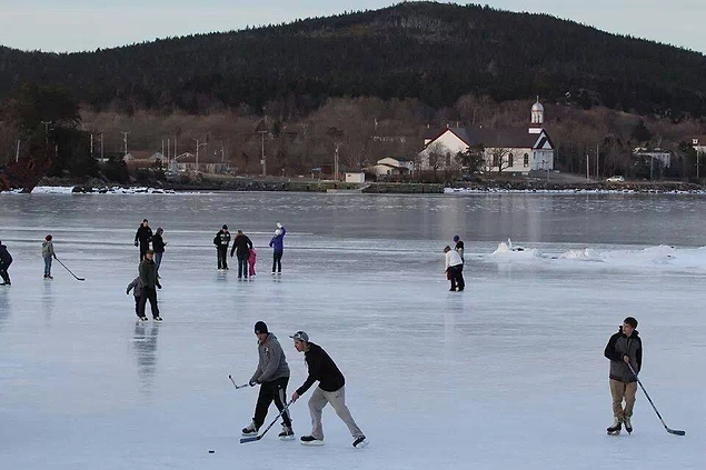 Kanada’nın Newfoundland şehrinde Atlantik Okyanusu bazen donar, öyle ki insanlar üzerinde buz hokeyi oynar.