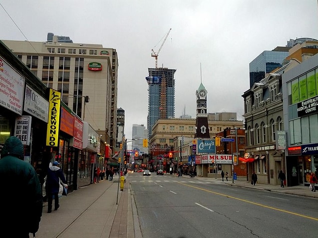 Dünyanın en uzun caddesi, 1.896 km’lik uzunluğuyla Kanada’daki Yonge Caddesidir.