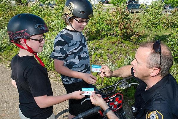 19. Kanada polisi olumlu davranışta bulunan, kurallara uyan, insanlara yardımcı olan, kısacası örnek vatandaşlara “Pozitif Bilet” verir.