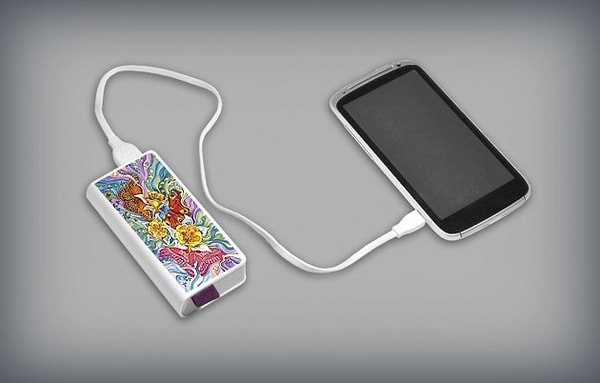 7. Карманный аккумулятор с ярким принтом 📱