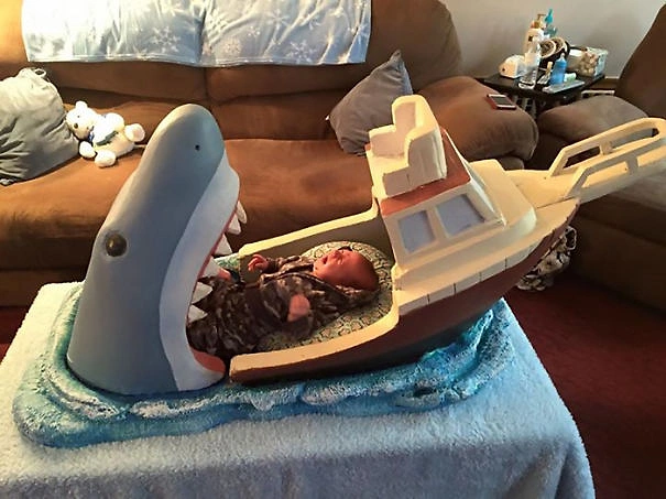 2 aylık yeğeni için Jaws'dan esinlenerek bu beşiği yapan adam...