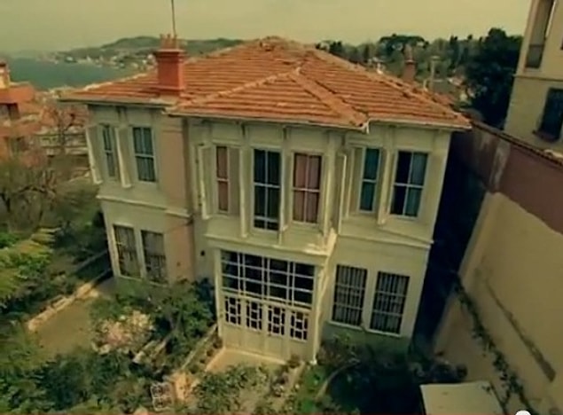 Yurdanur ve Mehmet, işte bu konağın ufak bir odasını kiralarlar.