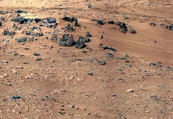 Bu iki keşif aracı da Mars yüzeyinde meydana gelen su erozyonları ve hatta yaşam belirtilerini aramak amacıyla NASA tarafından yollanmış.