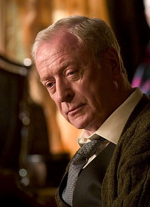 Alfred rolüne ilk olarak Anthony Hopkins düşünülmüş ama bu teklif usta oyuncu tarafından reddedilmiş.