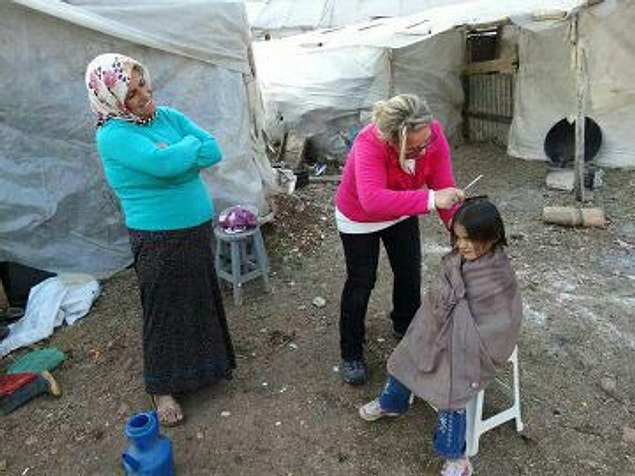 Kendisi bir güzellik uzmanı; mesleği sayesinde adeta içinin güzelliğini dış görünüşlere aktarıyor.