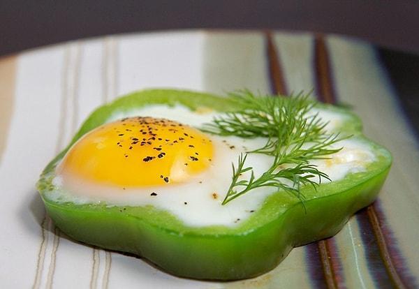 1. Sabah kahvaltılarında yumurtaları minnoş bir sunumla tabağa koyabilirsiniz.