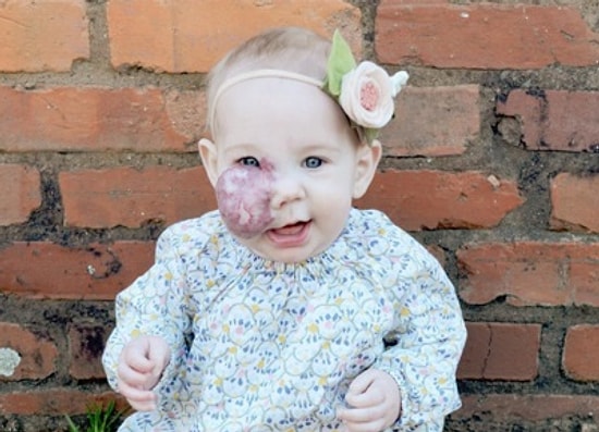 Рассерженная мама пытается защитить свою дочь от насмешек