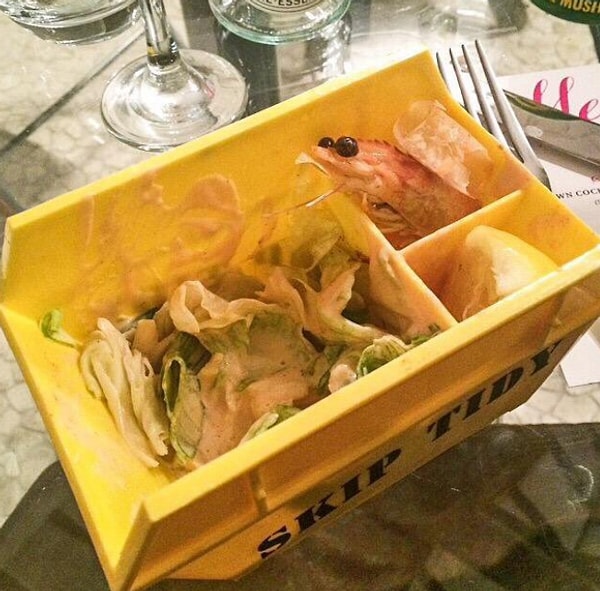 11. Коктейль из креветок в корзине для мусора