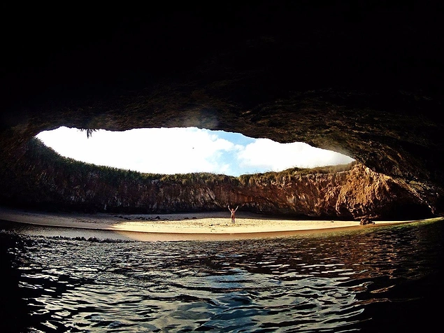Скрытый пляж на Ислас Марьетас, куда можно добраться вплавь или через длинный водный туннель.
