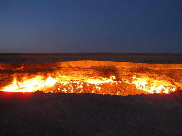"Дверь в преисподнюю" - газовый кратер, расположенный в Дарваза, Тукменистан. Кратер образовался в результате бурения резведочной скважины для добычи природного газа.