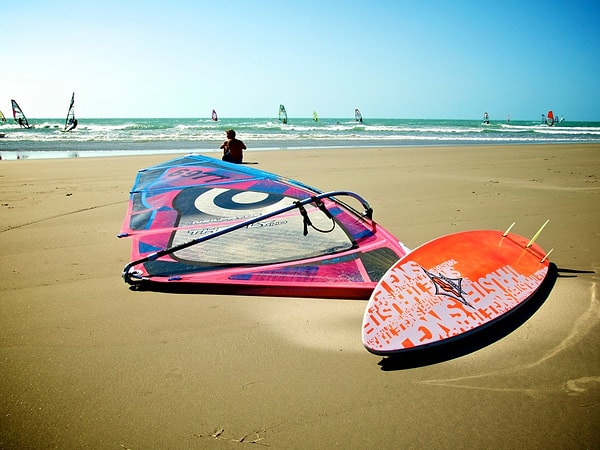 21. Жерикуакуара - бразильская деревня - настоящий город пляжей. Они тянутся на несколько километров, и даже вместо асфальта здесь песок!