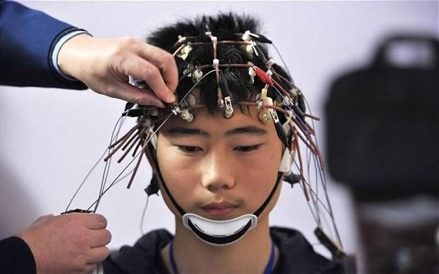 Frontiers in Human Neuroscience isimli akademik dergide yayımlanan bilimsel çalışmaya göre, bu yöntemin kullanıldığı denekler, öğrenme sürecinde plasebo grubuna kıyasla %33 daha başarılı oldular.