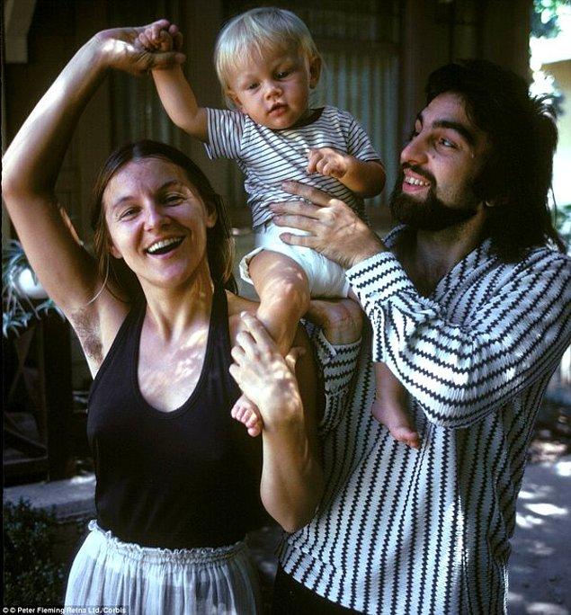 2. Twitte, Leonardo Di Caprio'nun anne ve babasıyla birlikte 1976 yılına ait bir fotoğrafı vardı.