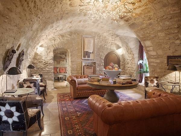 Ко всему прочему, речь идет о загородном доме! Вы можете себе такое представить?