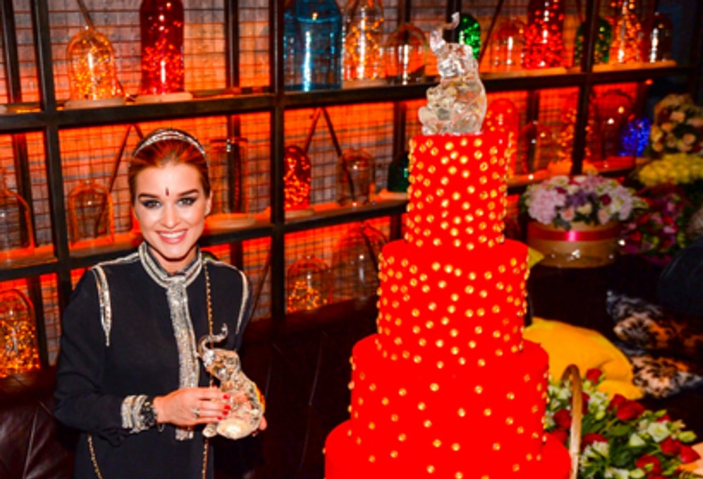 Богатые и знаменитые: Ксения Бородина отметила день рождения в индийском ресторане