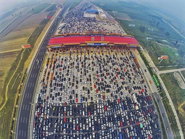 1. Çin'in Pekin şehrindeki bir geçiş istasyonunda, bir haftalık ulusal tatilden evlerine dönen insanlar, trafikte sıkışıp kalmışlar.