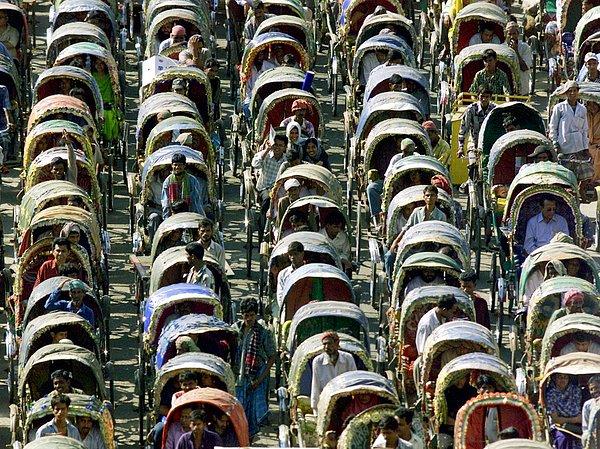 6. Bangladeş'teki bir diğer popüler ulaşım aracı ise fayton! Dhaka'da, festival zamanında, sokaklardaki faytonların sayısı üç milyona kadar ulaşıyormuş.
