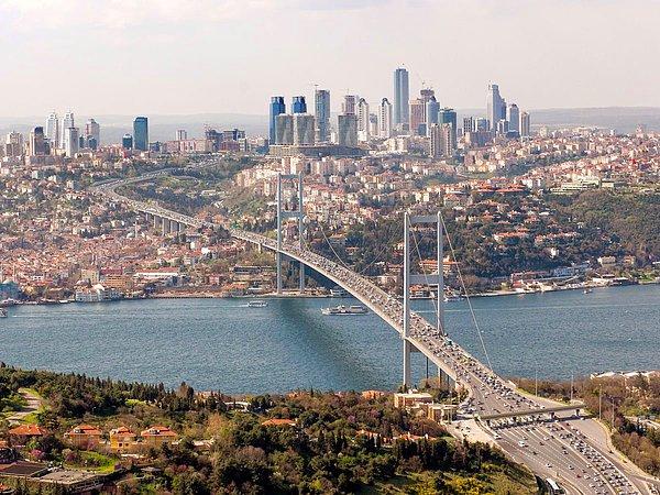 8. Ortaköy ve Beylerbeyi'ni bağlayan İstanbul Boğaz Köprüsü'nde, günün en yoğun zamanında, insanlar trafik selinin kurbanı olmuş durumdalar.