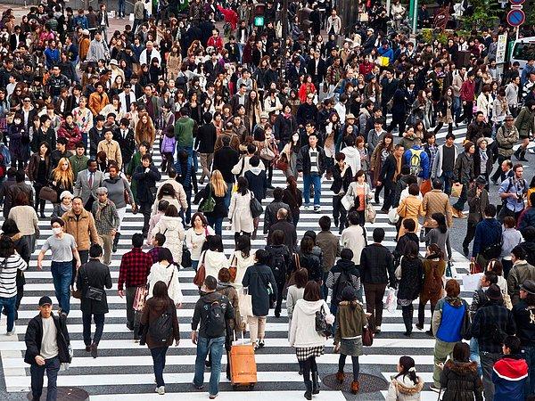 13. Japonya'nın Tokyo şehrindeki Shibuya İstasyonu'nun önü, dünyanın en meşgul yerlerinden birisi olarak kabul ediliyor.