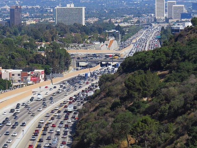 18. TomTom'un Trafik Endeksi'ne göre; Los Angeles 10. sırada yer alıyor. Ortalama 30 dakikalık bir seyahat, sıkışık zamanlarda en az 25 dakika uzuyor.