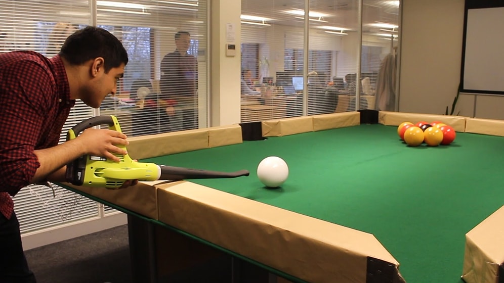 Bu İnsanlar Nasıl Eğleneceklerini İyi Biliyor: Yaprak Üfleme Makinesi ile Bilardo Oyunu