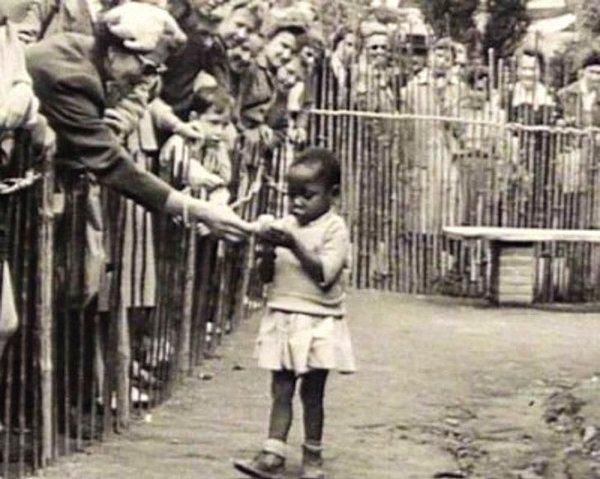 27. Kongo, daha Belçika kolonisiyken "Kongo Köyü" isimli Kongolu insanların sergilendiği bir insanat bahçesinde bulunan Afrikalı bir kız çocuğu, Brüksel, Belçika, 1958.
