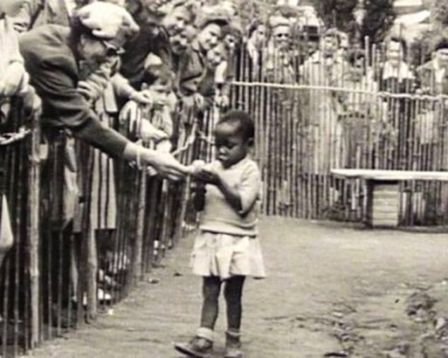 27. Kongo, daha Belçika kolonisiyken "Kongo Köyü" isimli Kongolu insanların sergilendiği bir insanat bahçesinde bulunan Afrikalı bir kız çocuğu, Brüksel, Belçika, 1958.