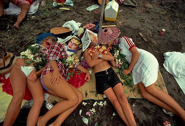 2. Hawaii'de kano yarışlarını seyrederken yorgun düşen bir grup genç