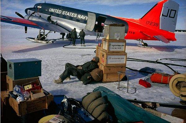 14. Antartika uçuşu öncesi hazırlıklardan yorgun düşmüş bir asker