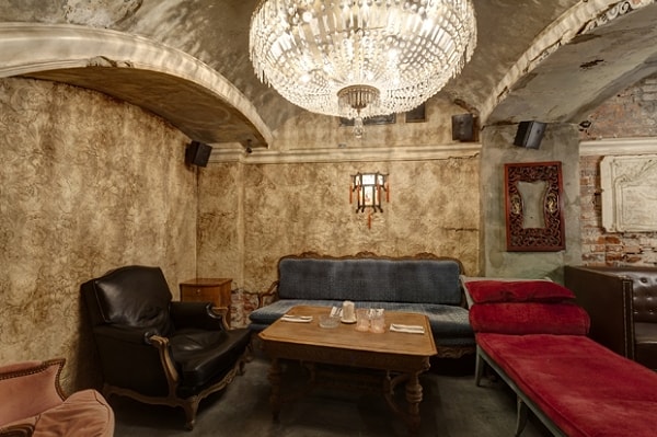 10. Как так получилось, что эти два заведения оказались настолько близки друг к другу?