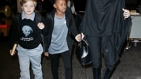 Их внимание привлек свитер сына Анджелины.