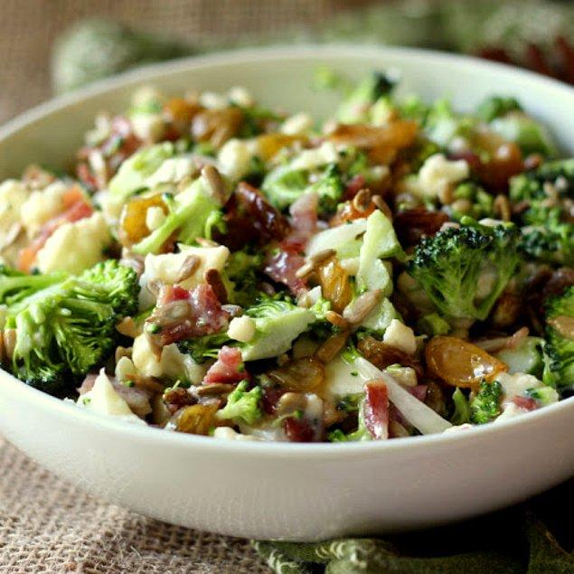 10. Kuru üzümlü brokoli salatası