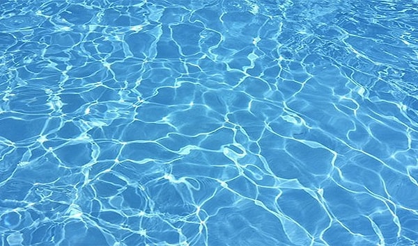 2. Вода проводит электричество только из-за примесей, содержащихся в ней. Абсолютно чистая вода электричество не проводит