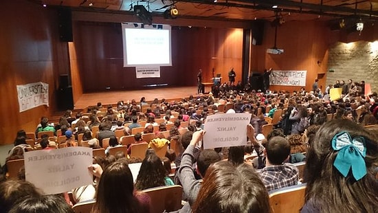 Öğrencilerden, Tutuklanan Akademisyenin Dersinde Protesto: 'Hocama Dokunma!'