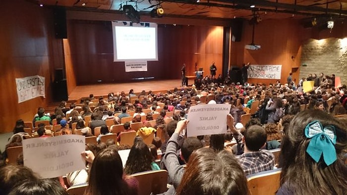 Öğrencilerden, Tutuklanan Akademisyenin Dersinde Protesto: 'Hocama Dokunma!'