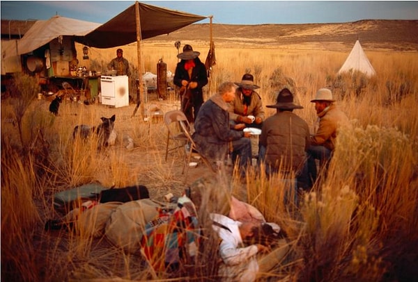 12. Невада. Работник, спящий во время обеденного перерыва.