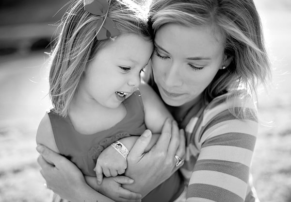 7. Вместо "Быстро собирай игрушки" используйте "Сначала соберёшь машинки или лего?", давая почувствовать ребенку, что выбор остается за ним.