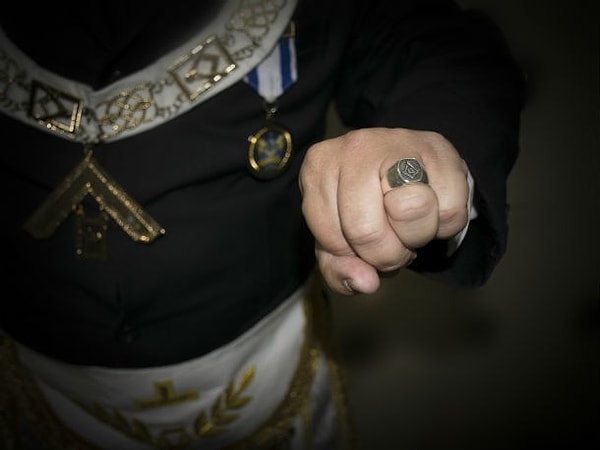 16. Традиционно, чтобы узнавать друг друга, масоны используют «секретные» знаки: ношение кольца с масонской эмблемой, различные нагрудные знаки, и иногда обмениваются знаменитым масонским рукопожатием (пожимая руку, масон особым образом прикасается большим пальцем руки к руке другого человека). Однако последнее наиболее распространено между членами лож в Сан-Франциско и Вашингтоне.