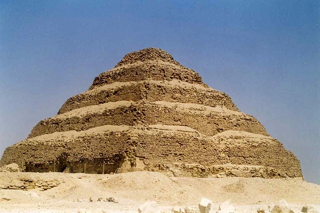 M.Ö 2600 yılında yapıldığı düşünülen, Djoser’e ait ilk piramidin etrafı 10 metre yüksekliğinde ve 15 kapısı bulunan bir duvar ile çevriliydi.