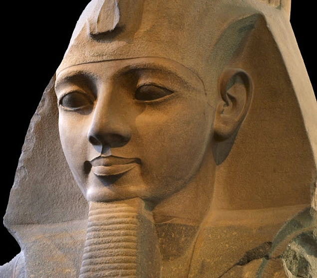 Ramses’in 8 resmi nikahlı karısı ve yaklaşık 100 cariyesi vardı, M.Ö. 1212 yılında öldüğünde 90 yaşındaydı.