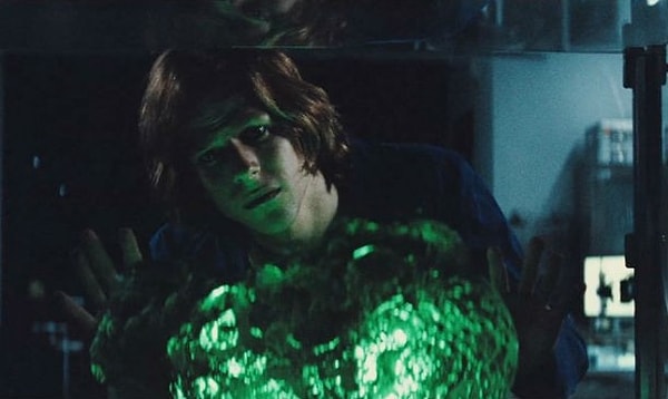 15. Кусок криптонита за стеклом, который рассматривает Лекс Лютор, напоминает формой череп Зода.