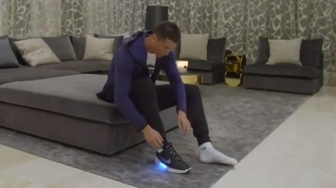 Ronaldo, Back to the Future'dan Esinlenilen Nike'ın HyperAdapt 1.0 Ayakkabısını Deniyor