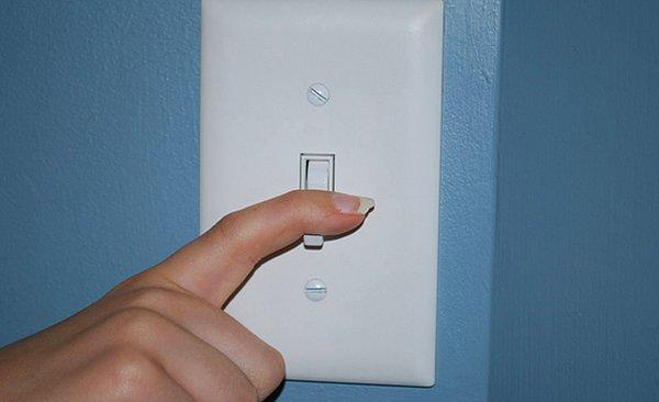5. Sigortayı kapattığında elektrik akımın kesilip kesilmediğini anahtarı açıp kapayarak kontrol eder.