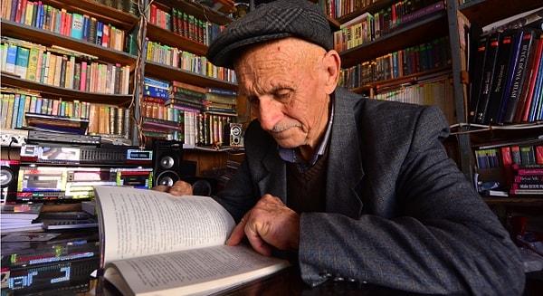 Abdulkadir Doğan, kitap sevgisi dolayısıyla bakkal dükkanını kütüphaneye dönüştürmüş.