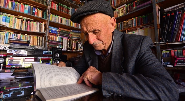 Abdulkadir Doğan, kitap sevgisi dolayısıyla bakkal dükkanını kütüphaneye dönüştürmüş.