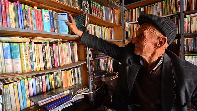 Kitap ve dergilerinin tamamını sınıflandırarak ve numaralandırarak kayıt defterini tutuyor.